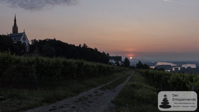 Sonnenaufgang über Rochuskapelle, Oblatenkloster St. Rupert und Rhein