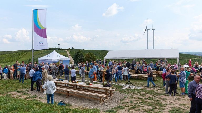 Feierliche Eröffnung am Tisch des Weines vor Zornheim