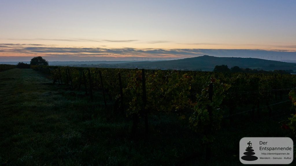 Sonnenaufgang über dem Petersberg und dem Selztal