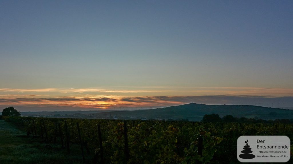 Sonnenaufgang über dem Petersberg und dem Selztal