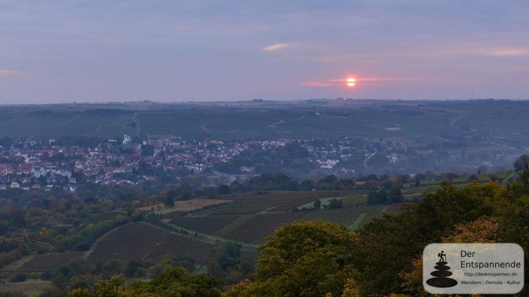 Sonnenaufgang über Ober-Ingelheim und der Burgkirche