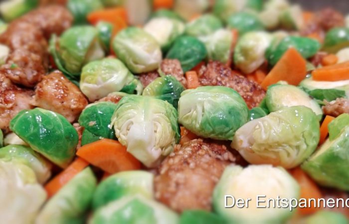Putengeschnetzeltes im Soja-Sesam-Mantel mit Rosenkohl und Karotten