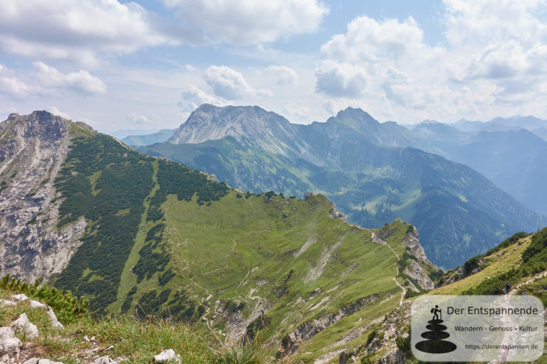 Grenzgänger: Ausblick vom Bschießer auf Weg zum Ponten (li.)