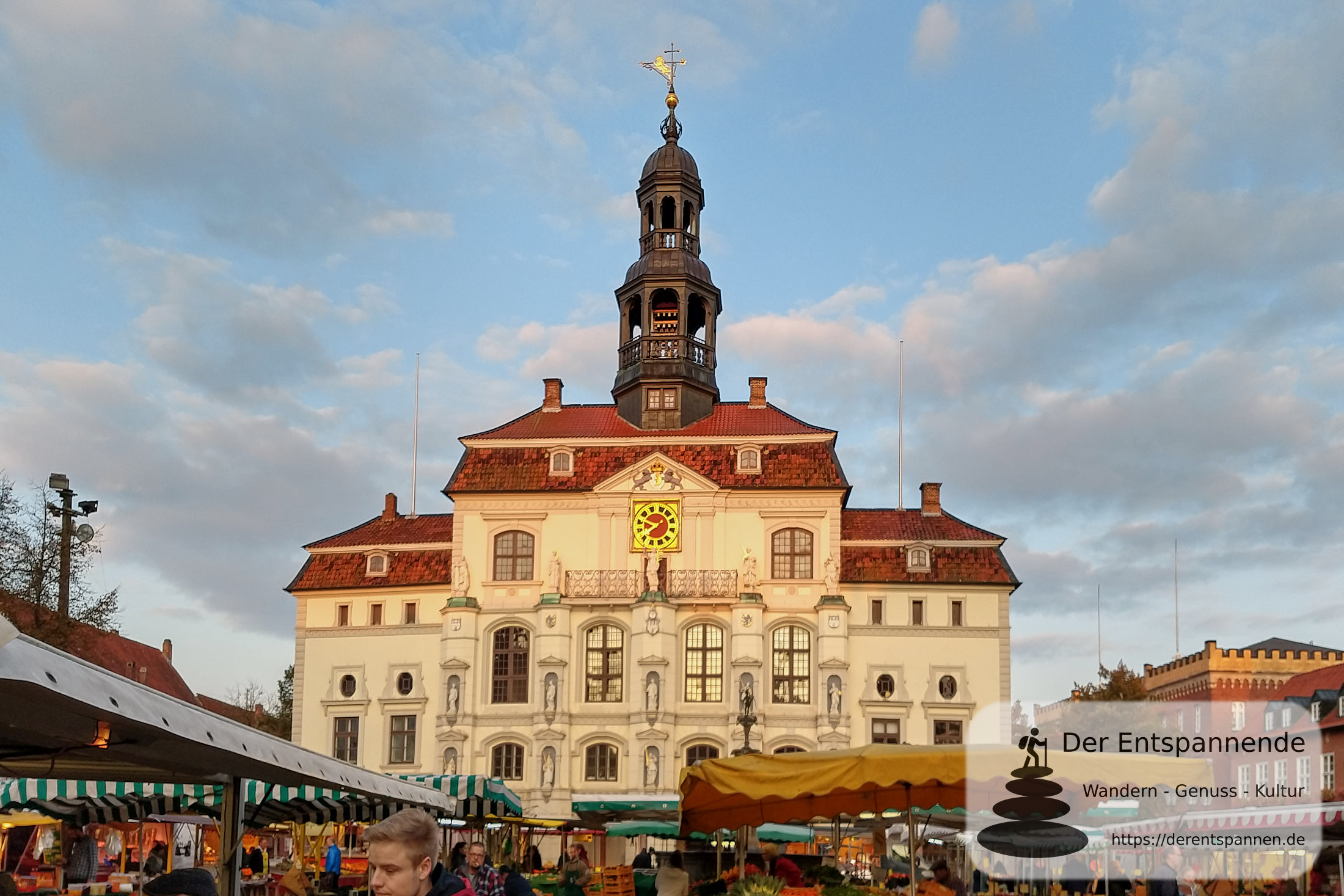 Rathaus von Lüneburg mit Wochenmarkt auf dem Marktplatz