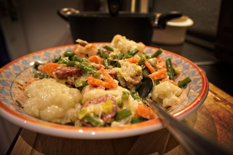 CookingByAccident: Blumenkohl-Bohnentopf mit Mettwürstchen und Sahnemeerrettich