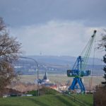 Hafenkran von Ingelheim und Blick nach St. Martin in Oestrich-Winkel (Canon EOS M50, EF-M 55-200mm f/4.5-6.3 IS STM, 135 mm, Manuell, 1/500 sek @ f/5,6, ISO 100)