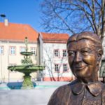 Schweigsame Marktfrau auf dem Marktplatz von Schwabenheim an der Selz