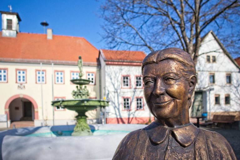 Schweigsame Marktfrau auf dem Marktplatz von Schwabenheim an der Selz