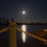 Mond über dem Rhein bei Nierstein