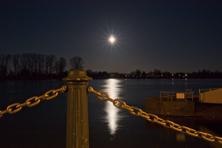 Mond über dem Rhein bei Nierstein