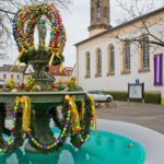 Osterbrunnen und evangelische Kirche in Schwabenheim an der Selz