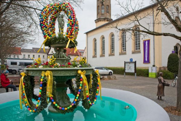 Osterbrunnen und evangelische Kirche in Schwabenheim an der Selz