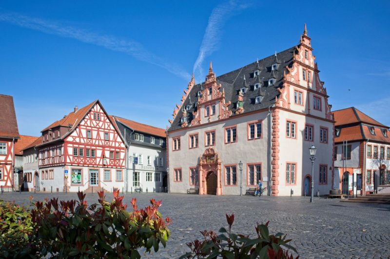 Renaissance-Rathaus und Marktplatz von Groß-Umstadt