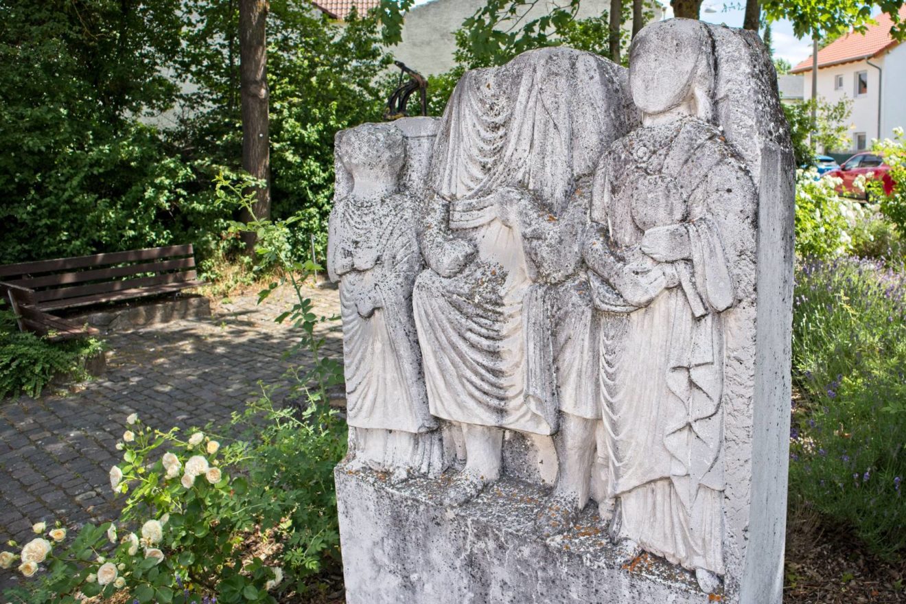 Keltisch-Römischer Grabstein in Selzen (Kopie, Original im Landesmuseum Mainz)