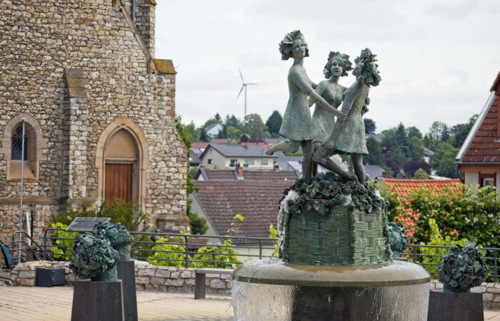 Drei-Grazien-Brunnen auf dem Zornheimer Lindenplatz