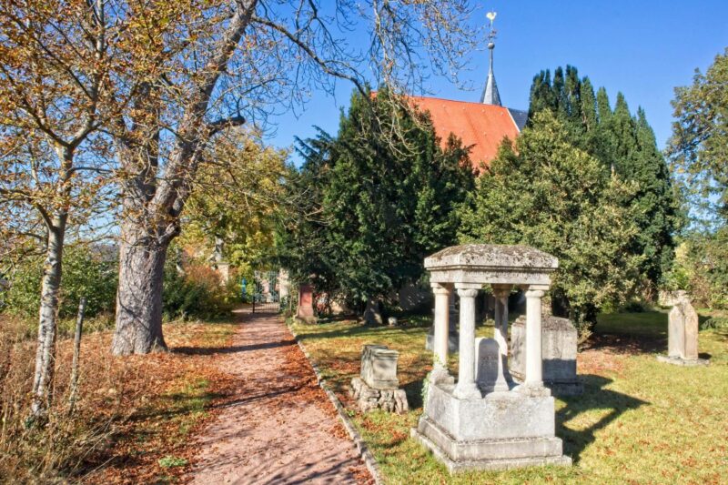Herbst - Alter Friedhof und evangelische Kirche Selzen