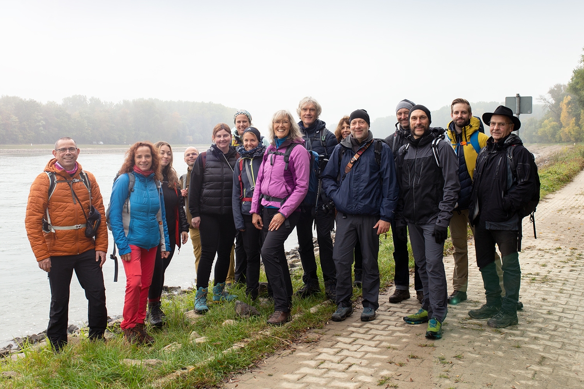 Gruppenfoto auf dem Treidlerweg beim 8. Bloggerwandern (Foto: Salomé Weber, Maier Sports)