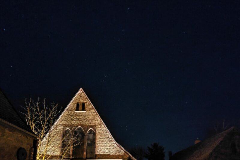 Sternenklarer Nachthimmel über der katholischen Kirche Selzen (perspektivische Verzerrung korrigiert)