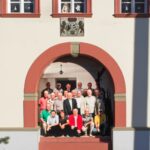 Nachbildung Rathaus Schwabenheim an der Selz mit Gruppenfoto im Eingang