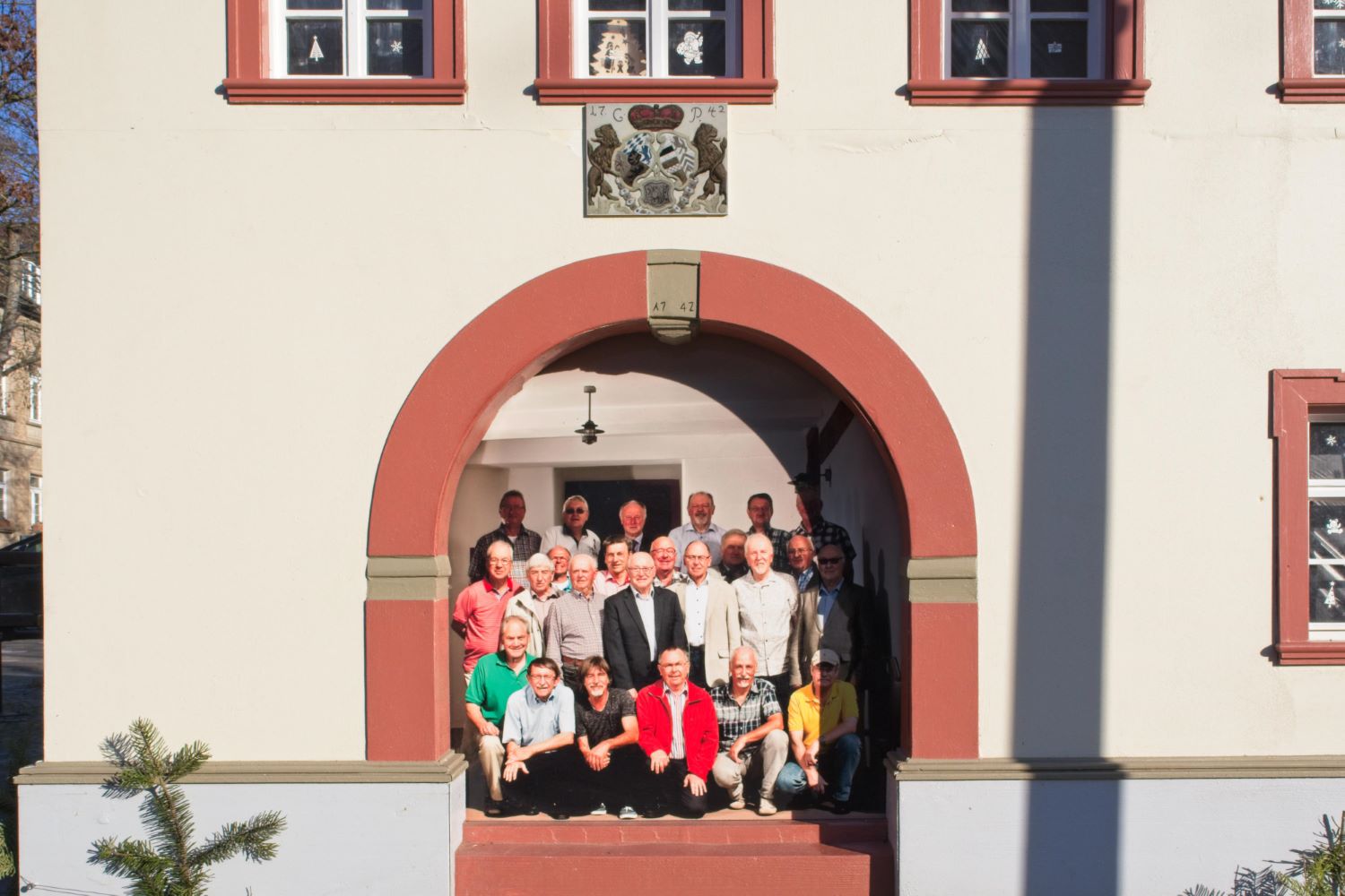 Nachbildung Rathaus Schwabenheim an der Selz mit Gruppenfoto im Eingang