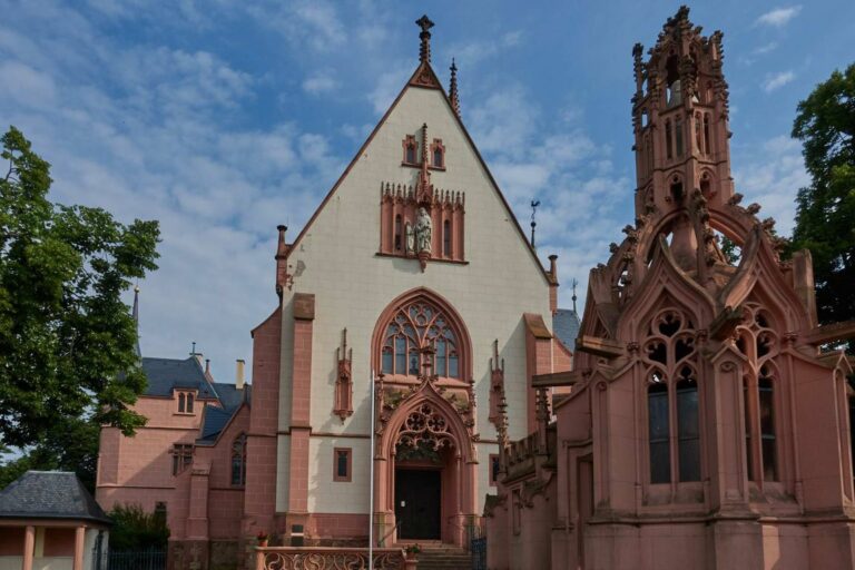 Rochuskapelle auf dem Rochusberg (im Vordergrund Bethlehemskapelle)