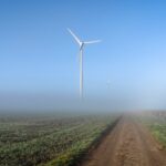 Windräder in Rheinhessen im Nebel und vor blauem Himmel