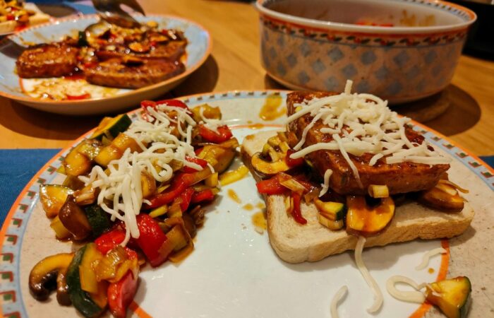 Tofu-Steak mit japanischer Steaksauce auf Toast (mit etwas Käse)