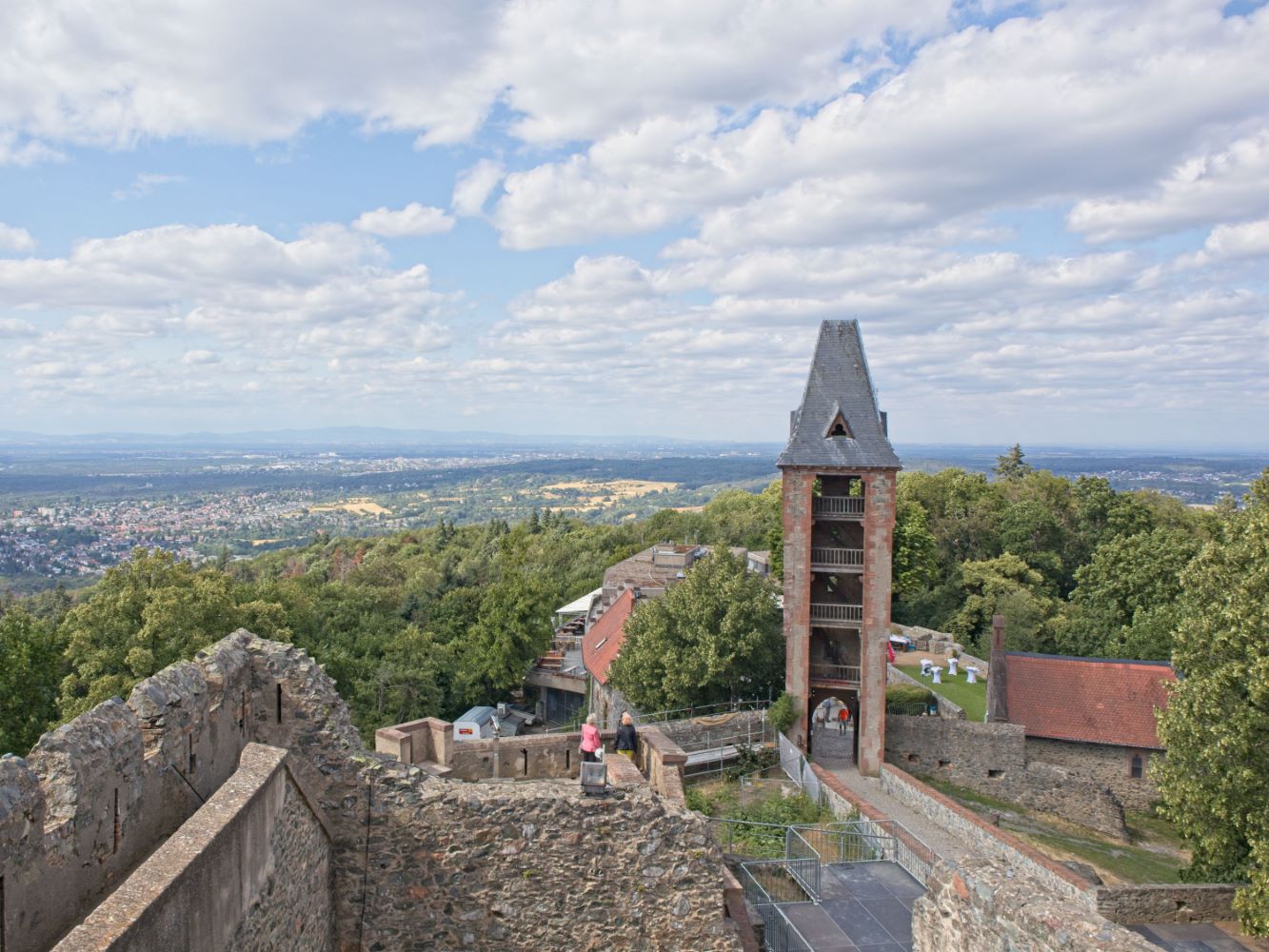 Burg Frankenstein, mit einem Turm, Blick nach Norden auf Taunus und Frankfurt