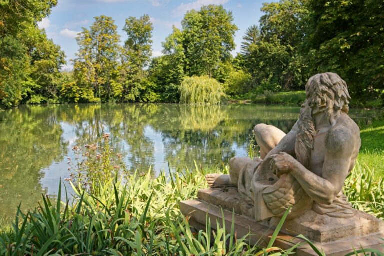 Skulptur Vater Rhein im Schlosspark Herrnsheim