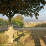 Rommersheimer Steinkreuz mit Blick auf Rommersheim und Wißberg