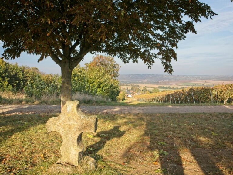 Rommersheimer Steinkreuz mit Blick auf Rommersheim und Wißberg