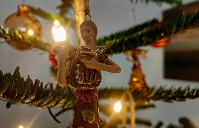 Engelfigur mit Harfe am Weihnachtsbaum