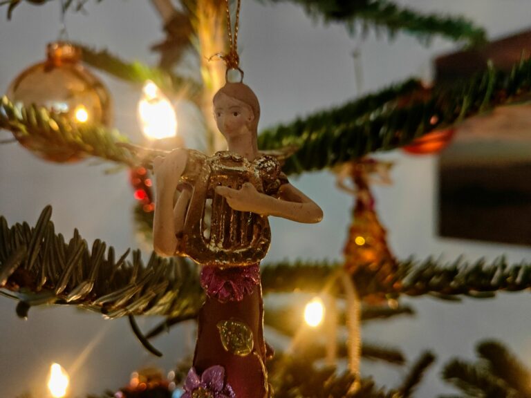 Engelfigur mit Harfe am Weihnachtsbaum