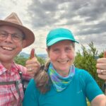 Manuela und Frank beim Wandern auf dem Bären-Steig in der Südpfalz geben "Daumen hoch"