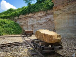 Schmalspurschienen und Loren im SCHAUsteinbruch Flonheim