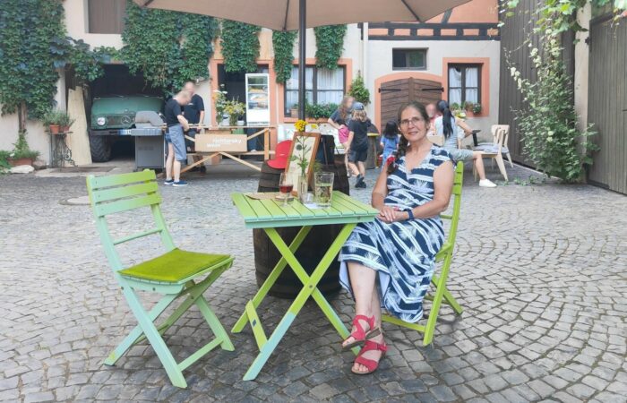 Manuela im Innenhof - Straußwirtschaft Richtarsky im Ludwigshof