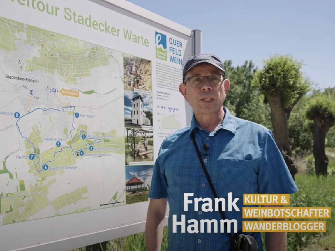 Kultur- und Weinbotschafter Frank Hamm vor Infotafel Hiwweltour Stadecker Warte